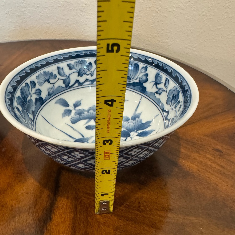 2 Blue and White Porcelain Decorative Bowls In Excellent Condition - Picture 7 of 12